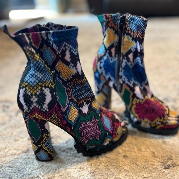 Liliana Shoes - Women’s size 7, Liliana open toed boots,colorful snakeskin print 3-4”chunky heel